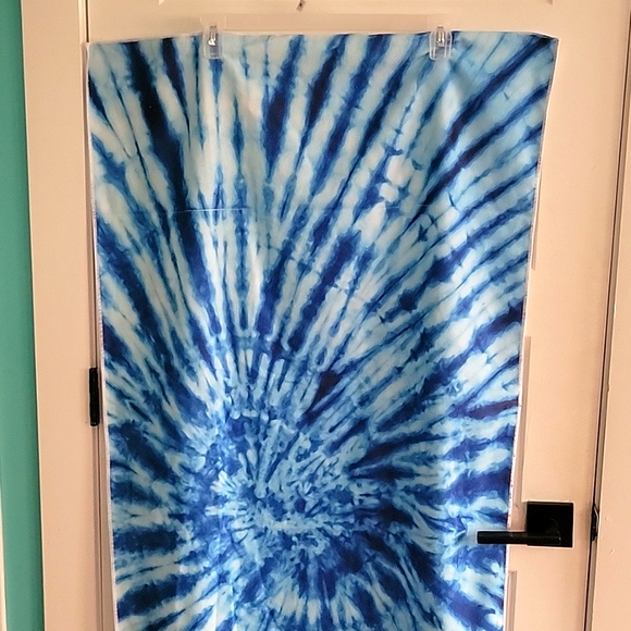 Blue tie dye beach towel lightweight summer boho NWOT New without tags - Picture 3 of 4